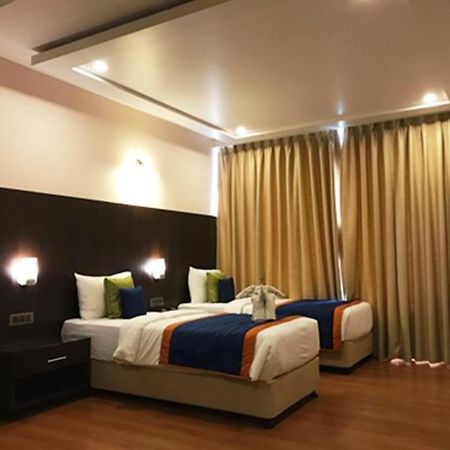 מניפלה Hotel Central Park מראה חיצוני תמונה