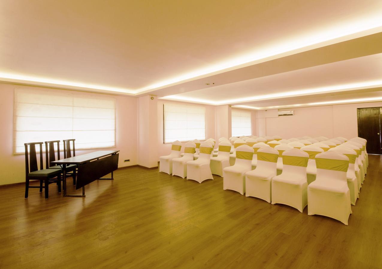 מניפלה Hotel Central Park מראה חיצוני תמונה