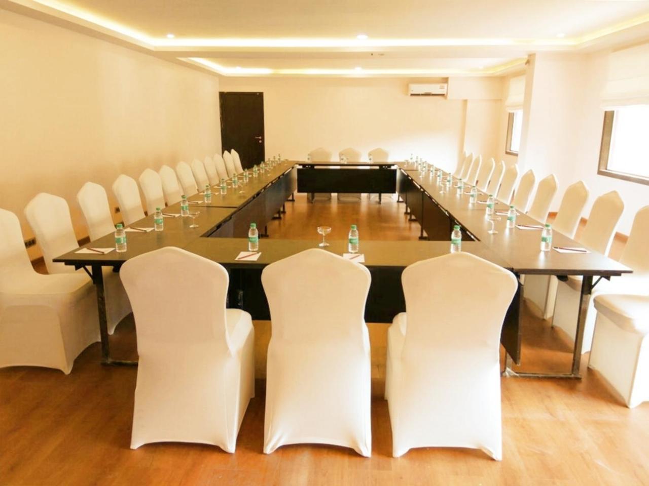 מניפלה Hotel Central Park מראה חיצוני תמונה