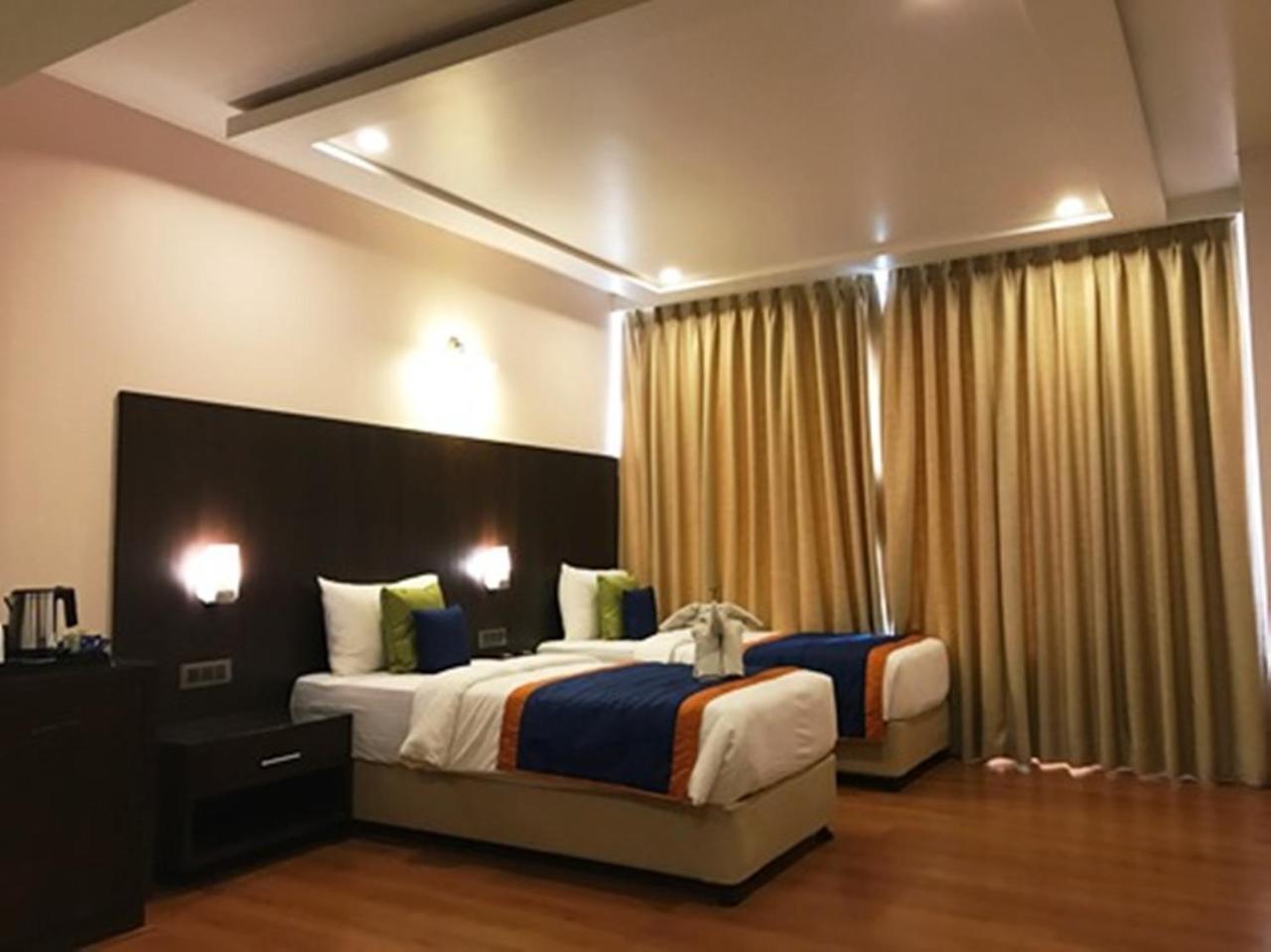 מניפלה Hotel Central Park מראה חיצוני תמונה