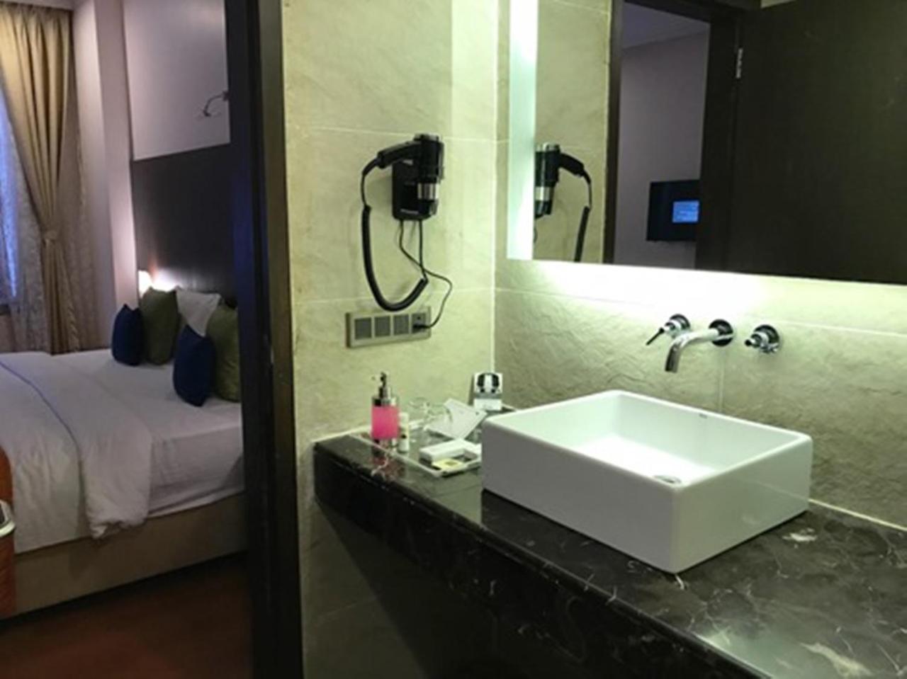 מניפלה Hotel Central Park מראה חיצוני תמונה