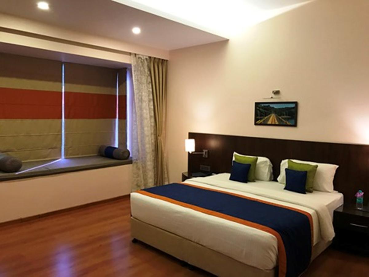 מניפלה Hotel Central Park מראה חיצוני תמונה